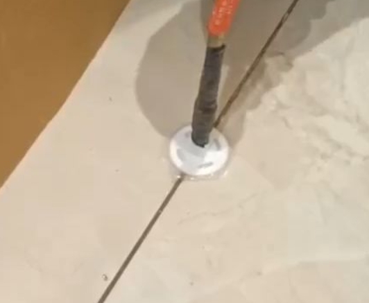 云县瓷砖空鼓维修公司专业解答瓷砖在铺贴过程中，如果没有涂抹均匀到位的粘结材料（如水泥砂浆或瓷砖胶），可能会导致以下问题