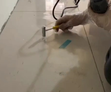 云县瓷砖开裂维修公司专业分享瓷砖在铺贴前如果没有沥干水分，将会导致以下问题