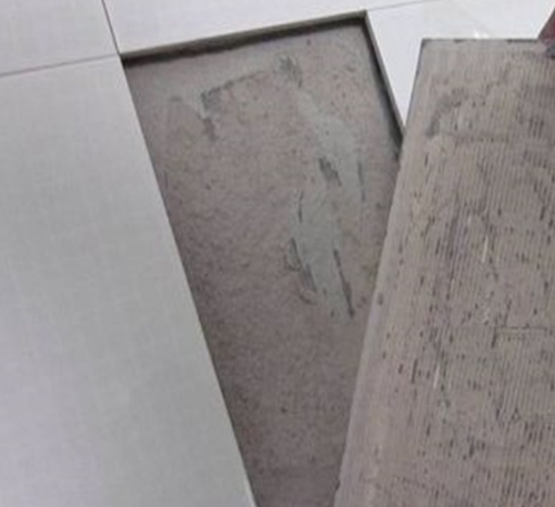 云县瓷砖空鼓维修公司分享瓷砖铺贴时如果打浆（即涂抹在瓷砖背面和基层上的砂浆或瓷砖胶）过少，会带来以下问题